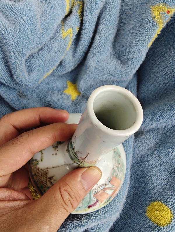 古玩陶瓷晚清民國 粉彩人物紋荸薺瓶真品鑒賞圖