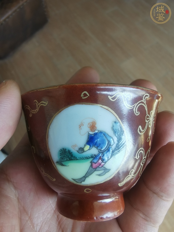 古玩陶瓷紫金釉開光人物紋粉彩杯真品鑒賞圖
