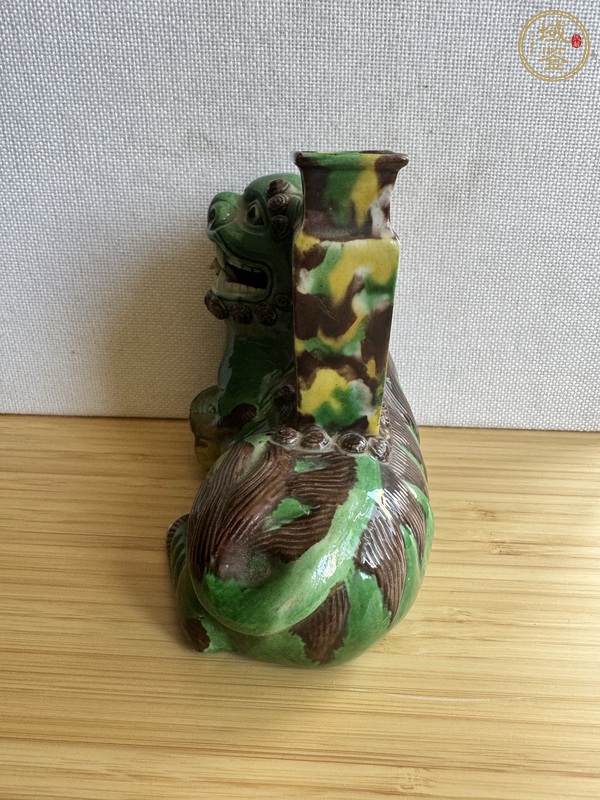 古玩陶瓷三彩獅子真品鑒賞圖