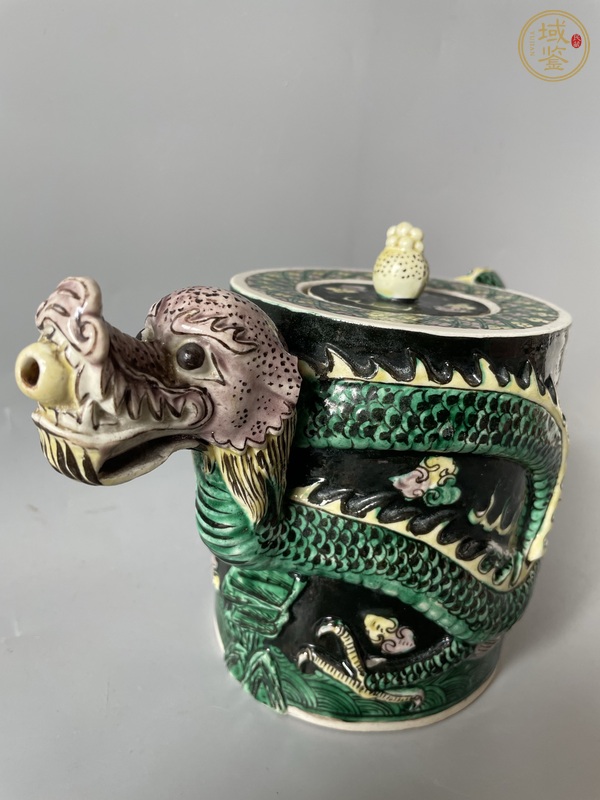 古玩陶瓷墨地素三彩貼塑龍紋壺真品鑒賞圖