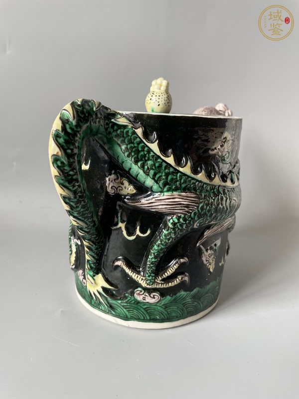 古玩陶瓷墨地素三彩貼塑龍紋壺真品鑒賞圖