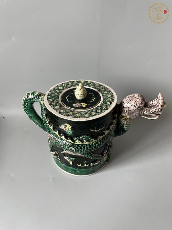 古玩陶瓷墨地素三彩貼塑龍紋壺真品鑒賞圖