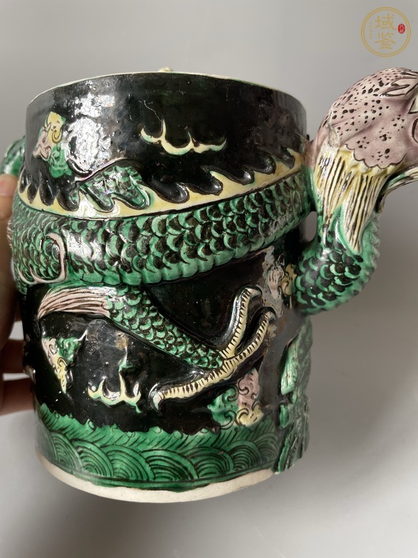 古玩陶瓷墨地素三彩貼塑龍紋壺真品鑒賞圖