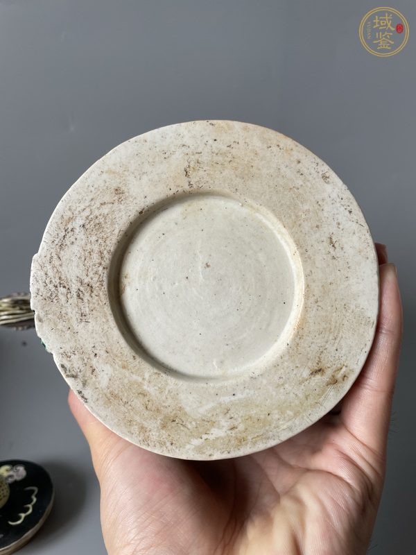古玩陶瓷墨地素三彩貼塑龍紋壺真品鑒賞圖