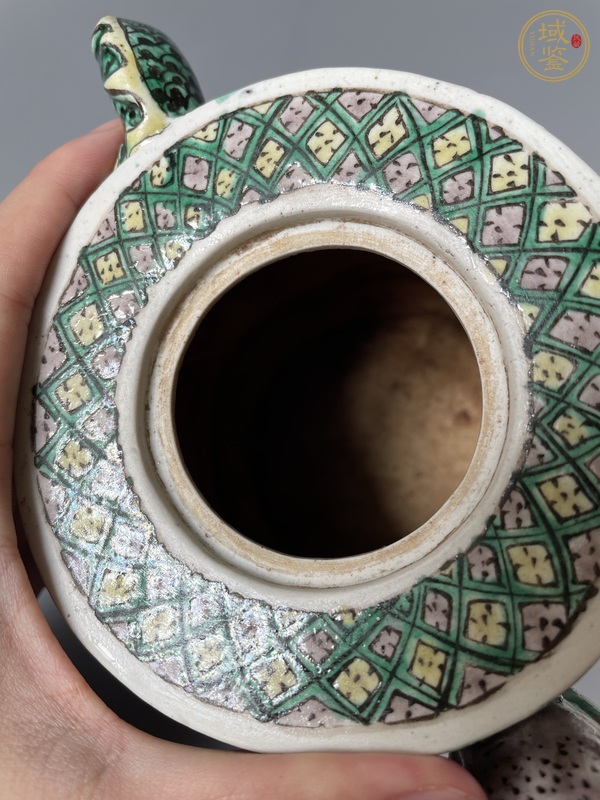古玩陶瓷墨地素三彩貼塑龍紋壺真品鑒賞圖