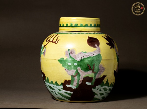 古玩陶瓷嬌黃綠紫素三彩瑞獸紋蓋罐真品鑒賞圖