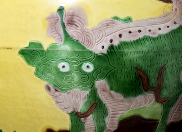 古玩陶瓷嬌黃綠紫素三彩瑞獸紋蓋罐真品鑒賞圖
