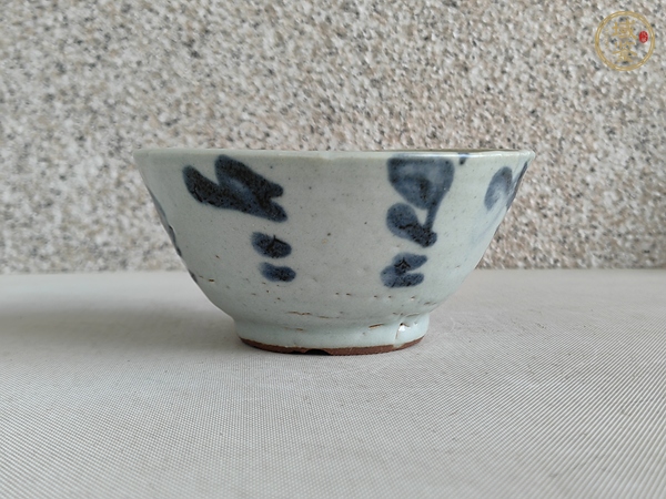 古玩陶瓷青花花卉紋茶碗真品鑒賞圖