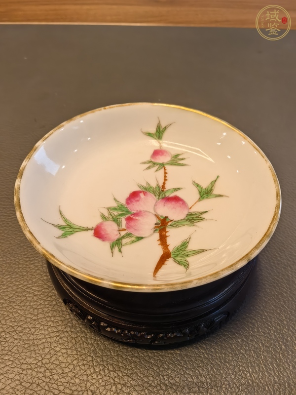 古玩陶瓷粉彩桃紋盤真品鑒賞圖