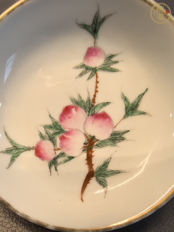 古玩陶瓷粉彩桃紋盤真品鑒賞圖