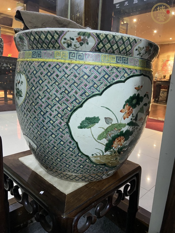 古玩陶瓷五彩開窗荷塘鴛鴦紋大缸真品鑒賞圖