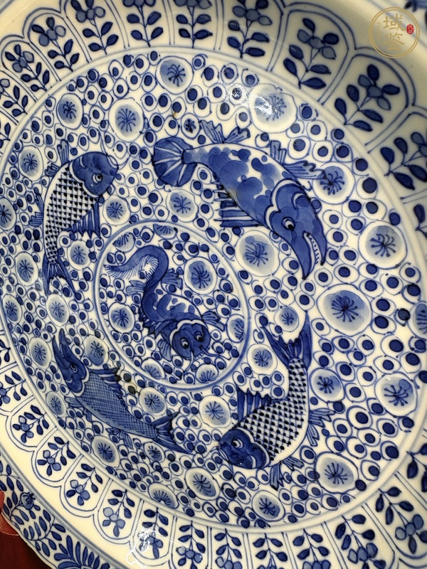 古玩陶瓷晚清青花魚藻紋大盤真品鑒賞圖