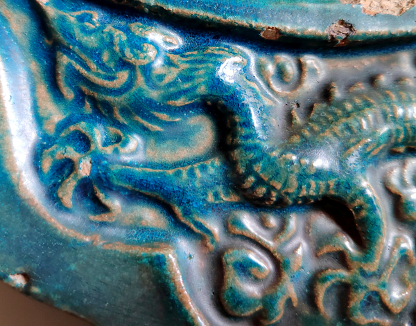 古玩陶瓷明代皇家御用高浮雕孔雀藍釉五爪龍紋瓦當拍賣，當前價格38元