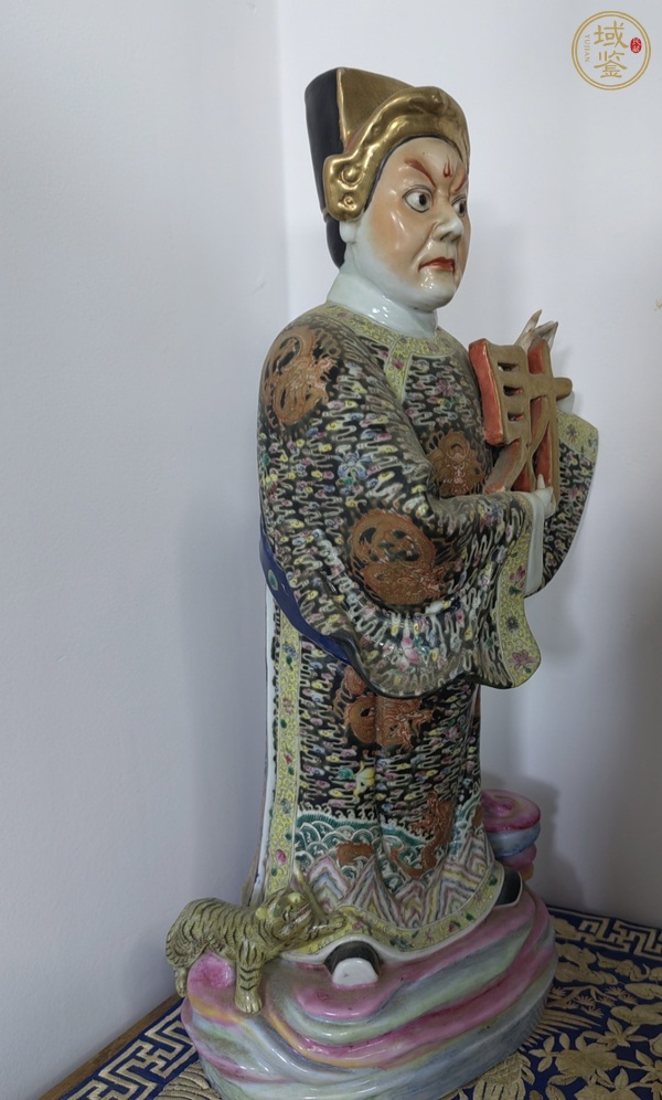 古玩陶瓷粉彩龍紋財(cái)神瓷塑雕像真品鑒賞圖