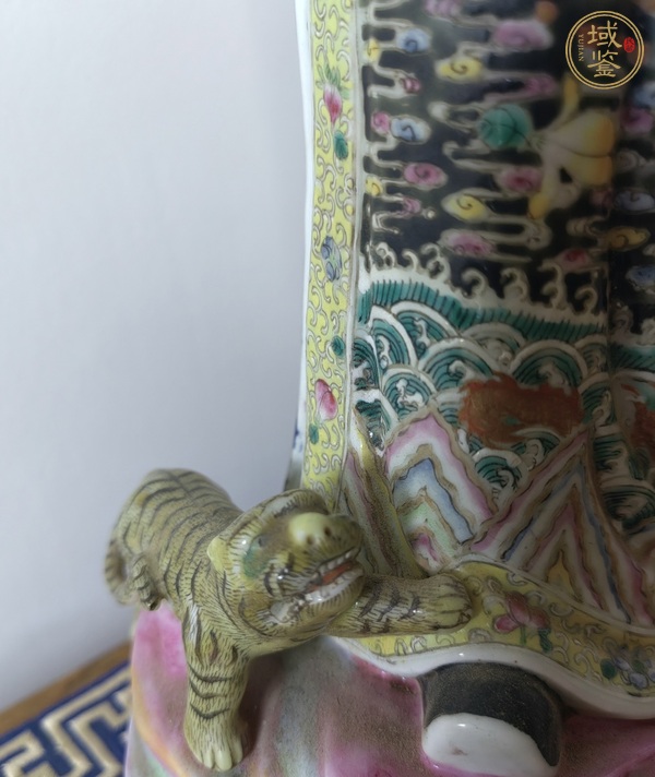 古玩陶瓷粉彩龍紋財(cái)神瓷塑雕像真品鑒賞圖