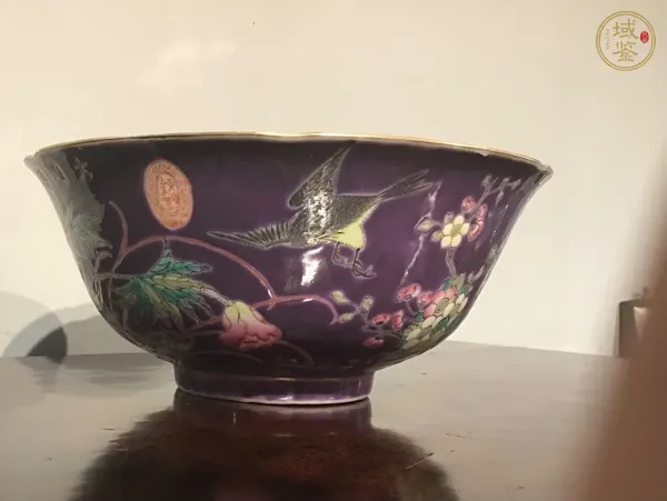 古玩陶瓷民國紫地粉彩花鳥紋碗真品鑒賞圖