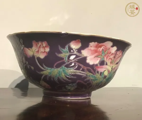 古玩陶瓷民國紫地粉彩花鳥紋碗真品鑒賞圖