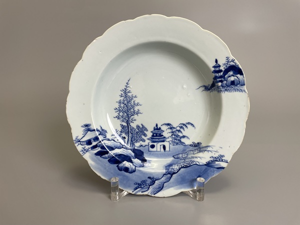 古玩轉賣清乾隆 青花山水風景紋花口盤拍賣，當前價格0元