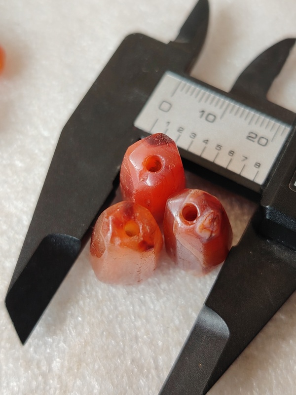 古玩玉器天然紅瑪瑙多棱珠3顆拍賣,當前價格99元