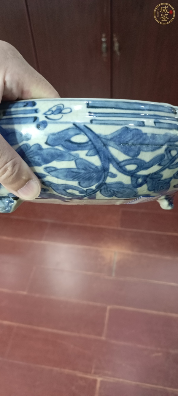 古玩陶瓷花卉紋三足青花香爐真品鑒賞圖