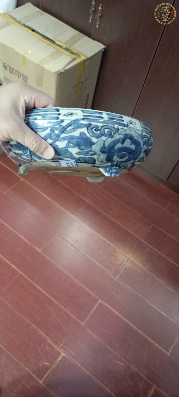 古玩陶瓷花卉紋三足青花香爐真品鑒賞圖