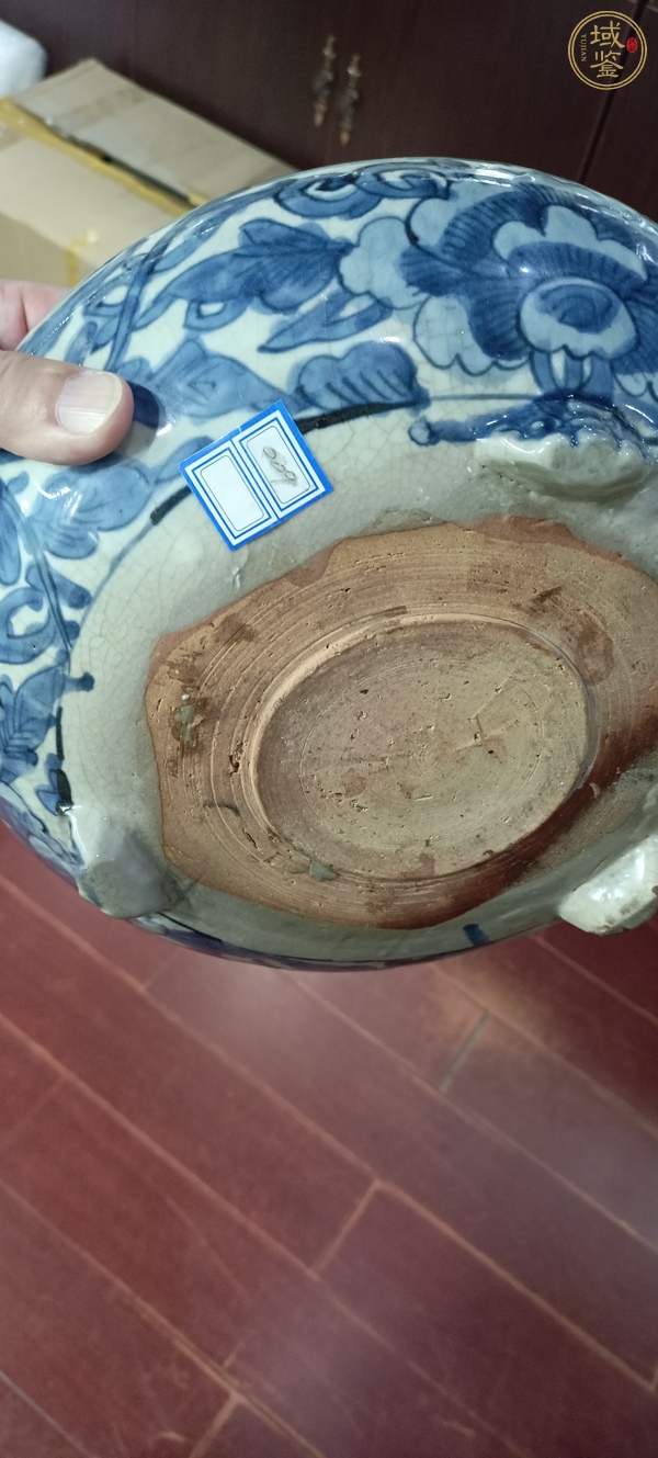 古玩陶瓷花卉紋三足青花香爐真品鑒賞圖