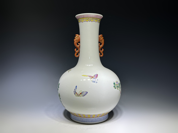 古玩陶瓷民國·“洪憲年制”粉彩花蝶紋雙耳瓶拍賣,當前價格1976元