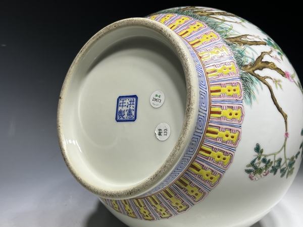 古玩陶瓷民國·“洪憲年制”粉彩花蝶紋雙耳瓶拍賣,當前價格1976元