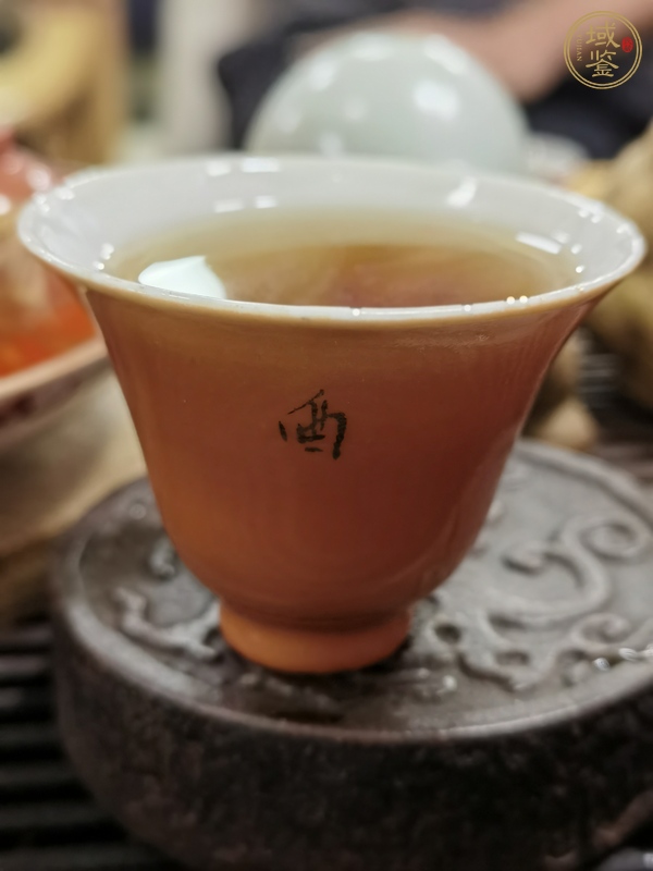 古玩陶瓷紫金釉金彩文字杯真品鑒賞圖