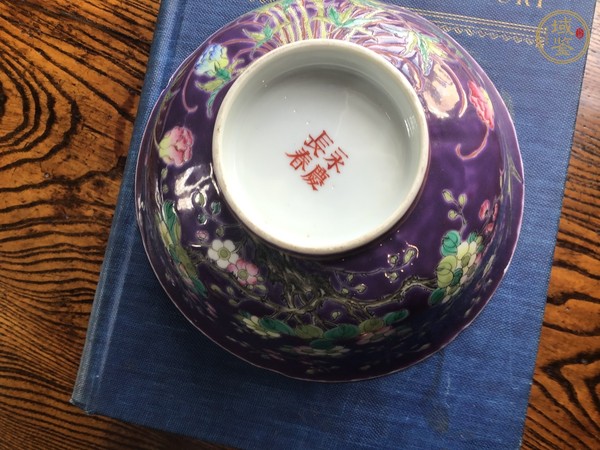 古玩陶瓷民國紫地粉彩花鳥紋碗真品鑒賞圖