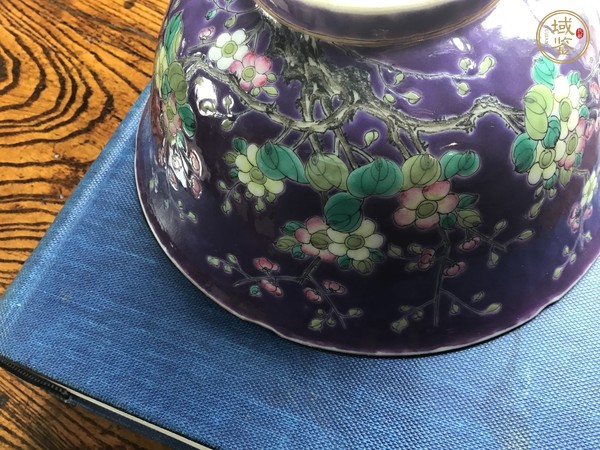 古玩陶瓷民國紫地粉彩花鳥紋碗真品鑒賞圖