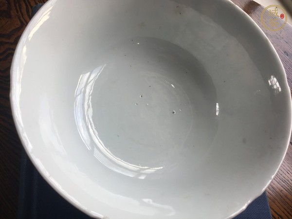 古玩陶瓷民國紫地粉彩花鳥紋碗真品鑒賞圖