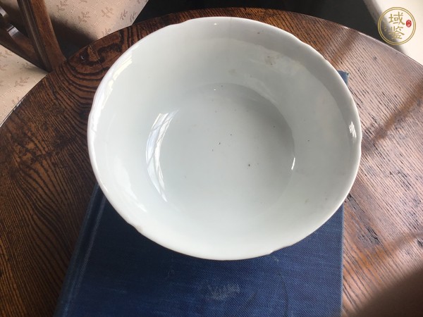 古玩陶瓷民國紫地粉彩花鳥紋碗真品鑒賞圖