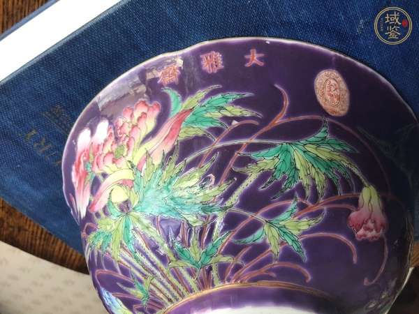 古玩陶瓷民國紫地粉彩花鳥紋碗真品鑒賞圖