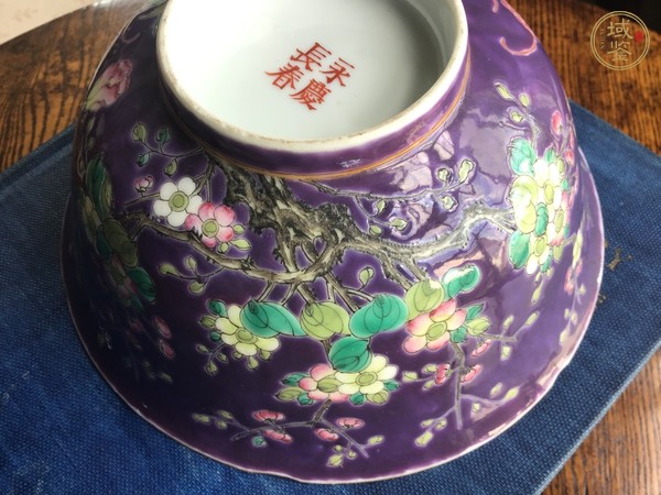 古玩陶瓷民國紫地粉彩花鳥紋碗真品鑒賞圖
