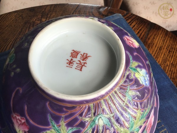 古玩陶瓷民國紫地粉彩花鳥紋碗真品鑒賞圖