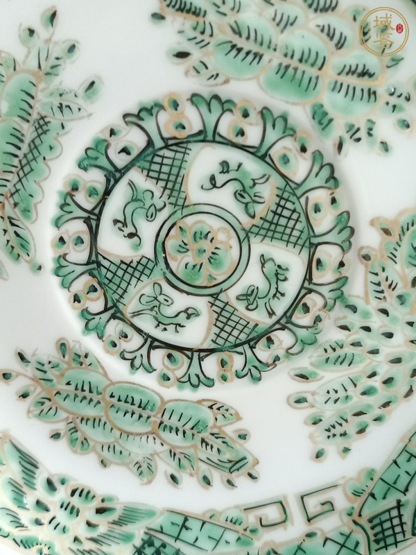 古玩陶瓷綠彩纏枝花紋盤真品鑒賞圖