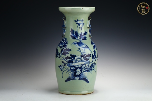 古玩陶瓷清中晚·豆青釉青花富貴白頭紋獅耳瓶真品鑒賞圖
