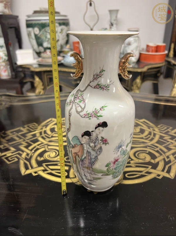 古玩陶瓷粉彩人物故事雙耳瓶真品鑒賞圖