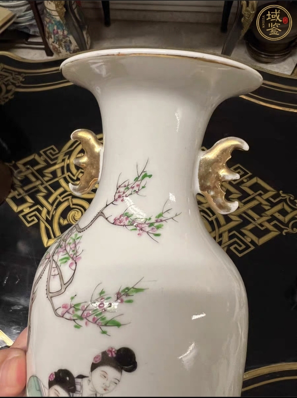 古玩陶瓷粉彩人物故事雙耳瓶真品鑒賞圖