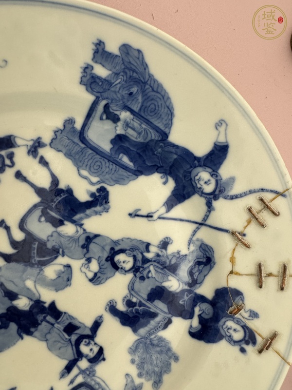 古玩陶瓷刀馬人青花盤真品鑒賞圖