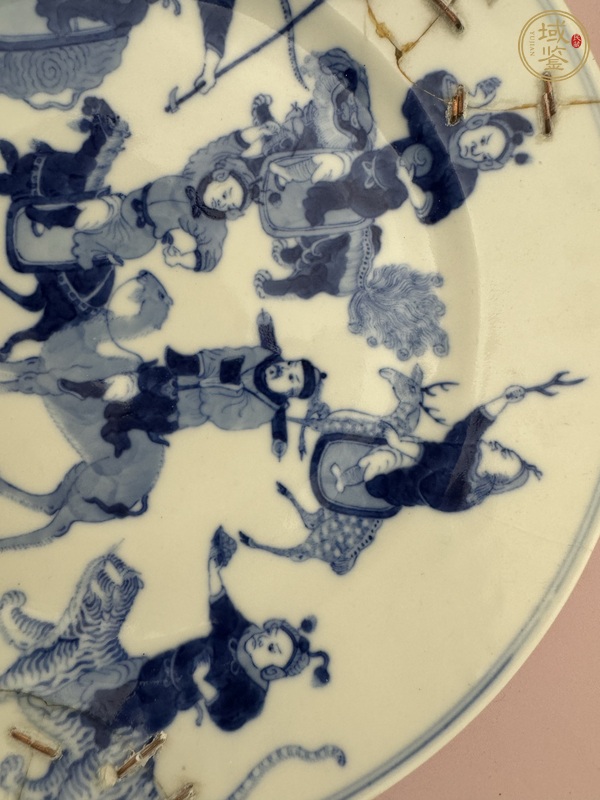 古玩陶瓷刀馬人青花盤真品鑒賞圖