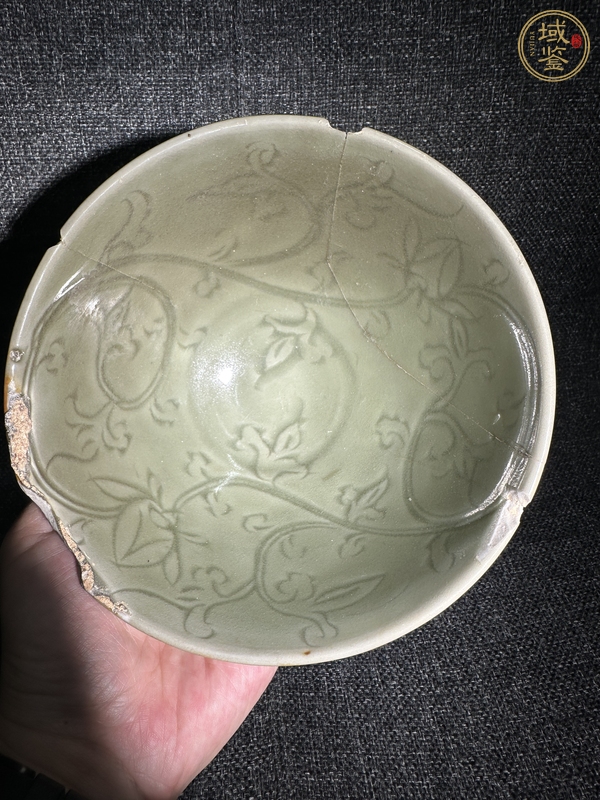 古玩陶瓷龍泉青瓷刻花碗真品鑒賞圖