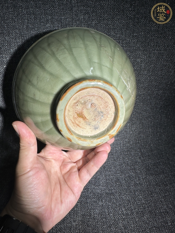古玩陶瓷龍泉青瓷刻花碗真品鑒賞圖