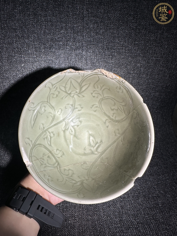 古玩陶瓷龍泉青瓷刻花碗真品鑒賞圖