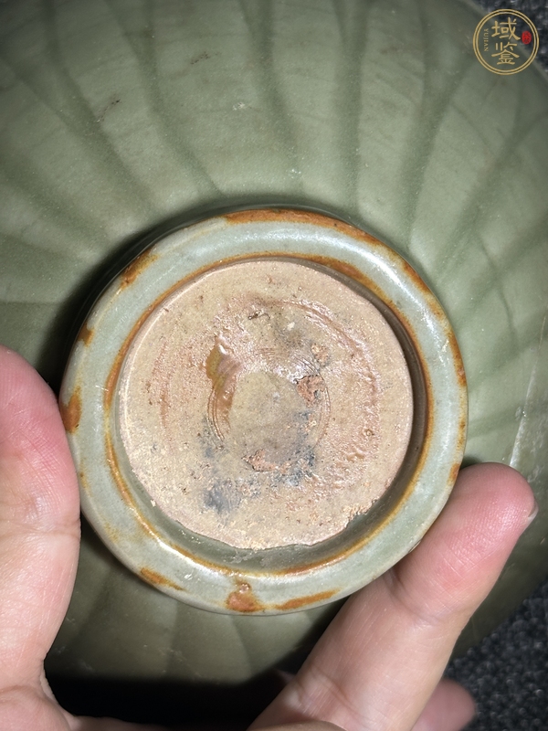 古玩陶瓷龍泉青瓷刻花碗真品鑒賞圖