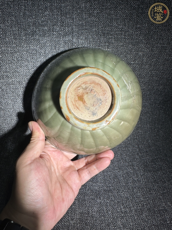 古玩陶瓷龍泉青瓷刻花碗真品鑒賞圖