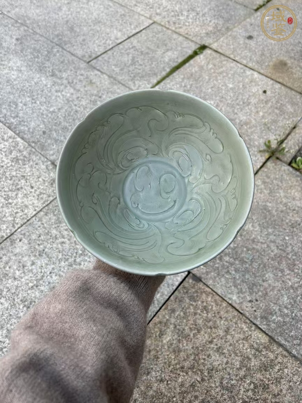 古玩陶瓷南宋晚期龍泉花口碗真品鑒賞圖