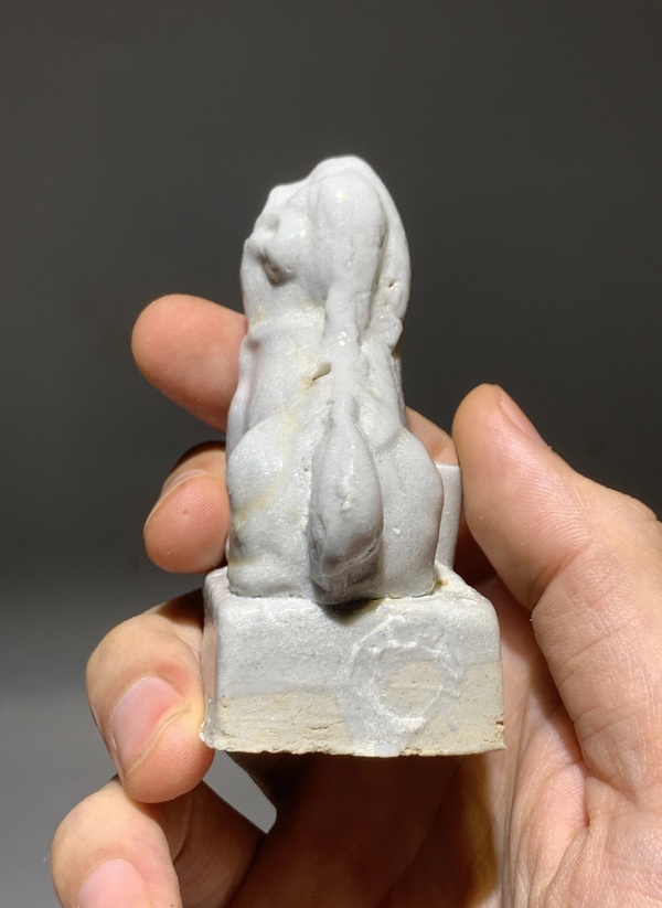 古玩陶瓷明.德化窯白釉獅子香插拍賣，當前價格120元