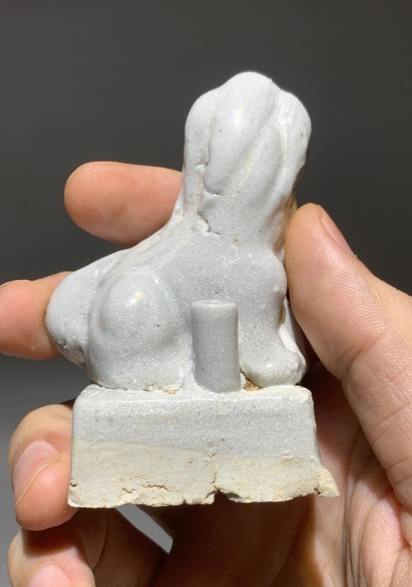 古玩陶瓷明.德化窯白釉獅子香插拍賣，當前價格120元